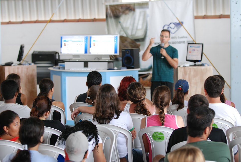 Palestra no acamp. Revolução Jesus da Canção Nova